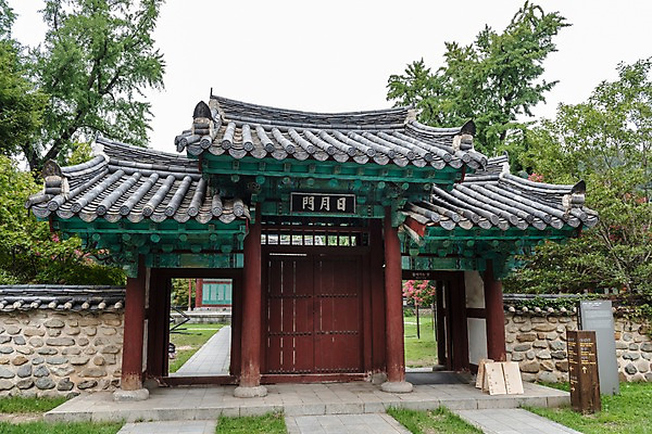 포토 JPG 주간 한국전통 여행 고건축 출입구 풍경 사람없음 야외 문화재 기와지붕 국내여행 전주 향교 현판 전주한옥마을 전주향교 국내포토 자연요소 전통 건축물 유적지 지붕 한국 기와 전라북도 한옥마을 교육기관 파일형식