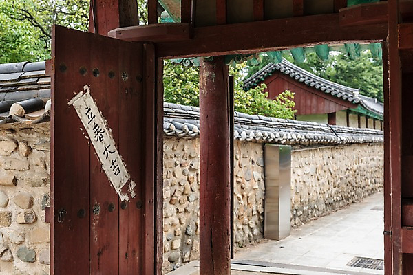 포토 JPG 주간 한국전통 전통문화 여행 풍경 사람없음 야외 문화재 대문 기와지붕 국내여행 입춘대길 전주 향교 기와담장 전주한옥마을 전주향교 국내포토 자연요소 전통 문화 고건축 유적지 지붕 한국 기와 담장 문 전라북도 사자성어 한옥마을 교육기관 파일형식