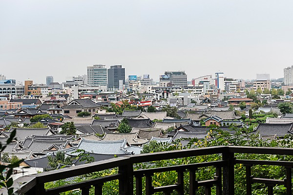 포토 JPG 주간 한국전통 여행 고건축 난간 기와집 풍경 사람없음 야외 도시풍경 기와지붕 국내여행 전주 전주한옥마을 둘레길 국내포토 자연요소 전통 건축물 길 지붕 한옥 한국 기와 도시 전라북도 한옥마을 파일형식