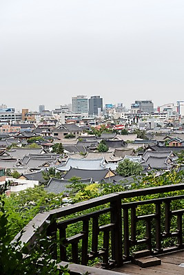 포토 JPG 주간 한국전통 여행 고건축 난간 기와집 풍경 사람없음 야외 도시풍경 기와지붕 국내여행 전주 전주한옥마을 둘레길 국내포토 자연요소 전통 건축물 길 지붕 한옥 한국 기와 도시 전라북도 한옥마을 파일형식