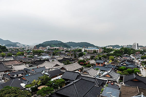 포토 JPG 주간 한국전통 여행 고건축 하늘 산 기와집 풍경 사람없음 야외 도시풍경 기와지붕 국내여행 전주 전주한옥마을 국내포토 자연요소 전통 건축물 지붕 한옥 한국 기와 도시 전라북도 한옥마을 파일형식
