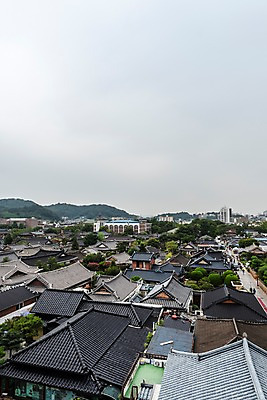 포토 JPG 주간 한국전통 여행 고건축 기와집 풍경 사람없음 야외 도시풍경 기와지붕 국내여행 전주 전주한옥마을 국내포토 자연요소 전통 건축물 지붕 한옥 한국 기와 도시 전라북도 한옥마을 파일형식 건축 아시아 마을 전라도 나라