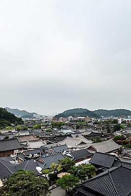 포토 JPG 주간 한국전통 여행 고건축 한국건축 하늘 산 기와집 풍경 사람없음 야외 도시풍경 기와지붕 국내여행 전주 전주한옥마을 국내포토 자연요소 전통 건축물 건축 지붕 한옥 한국 기와 도시 전라북도 한옥마을 파일형식