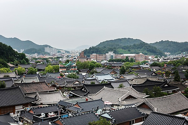 포토 JPG 주간 한국전통 여행 고건축 산 기와집 풍경 사람없음 야외 도시풍경 기와지붕 국내여행 전주 전주한옥마을 국내포토 자연요소 전통 건축물 지붕 한옥 한국 기와 도시 전라북도 한옥마을 파일형식