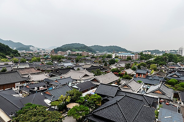 포토 JPG 주간 한국전통 여행 고건축 한국건축 산 기와집 풍경 사람없음 야외 도시풍경 기와지붕 국내여행 전주 전주한옥마을 국내포토 자연요소 전통 건축물 건축 지붕 한옥 한국 기와 도시 전라북도 한옥마을 파일형식