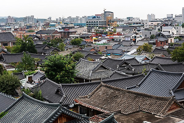 포토 JPG 주간 한국전통 여행 기와집 풍경 사람없음 야외 도시풍경 기와지붕 국내여행 전주 전주한옥마을 국내포토 자연요소 전통 지붕 한옥 한국 기와 도시 전라북도 한옥마을 파일형식 아시아 고건축 마을 전라도 건축물 나라 건축