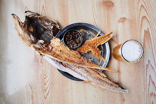 포토 JPG 여행 탁자 맥주 실내 사람없음 하이앵글 소스 안주 맥주잔 마른안주 전주 먹태 국내포토 뷰포인트 가구 술잔 주류 내부 양념 전라북도 건어물 파일형식