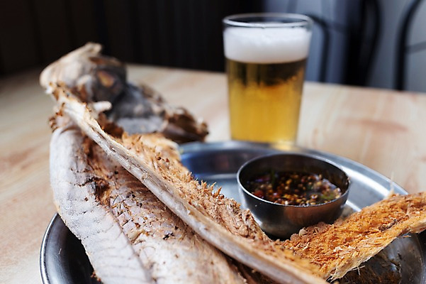 포토 JPG 여행 탁자 맥주 실내 사람없음 소스 안주 맥주잔 마른안주 전주 먹태 국내포토 가구 술잔 주류 내부 양념 전라북도 건어물 파일형식