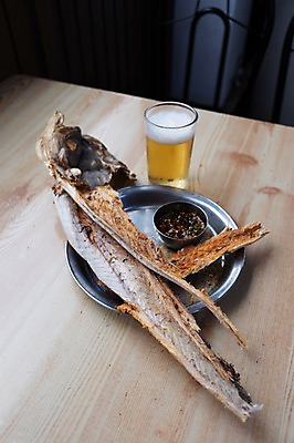 포토 JPG 여행 탁자 맥주 실내 사람없음 소스 안주 맥주잔 마른안주 전주 먹태 국내포토 가구 술잔 주류 내부 양념 전라북도 건어물 파일형식