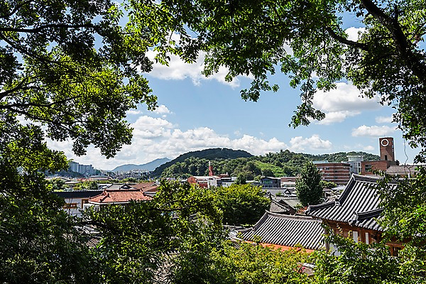 포토 JPG 주간 나무 구름 한국전통 여행 하늘 기와집 풍경 사람없음 야외 가을 나뭇가지 기와지붕 국내여행 전주 전주한옥마을 국내포토 자연요소 식물 전통 계절 지붕 한옥 한국 기와 전라북도 한옥마을 파일형식