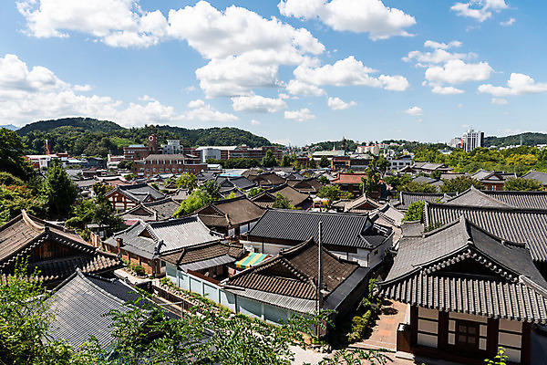 포토 JPG 주간 나무 구름 한국전통 여행 하늘 기와집 풍경 사람없음 야외 도시풍경 가을 숲 기와지붕 국내여행 전주 전주한옥마을 국내포토 자연요소 식물 전통 계절 지붕 한옥 한국 기와 도시 전라북도 한옥마을 파일형식