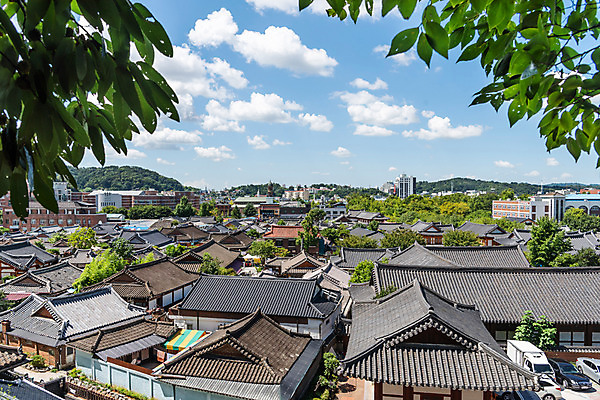 포토 JPG 주간 구름 한국전통 여행 하늘 기와집 풍경 사람없음 야외 도시풍경 가을 나뭇가지 기와지붕 국내여행 전주 전주한옥마을 국내포토 자연요소 나무 전통 계절 지붕 한옥 한국 기와 도시 전라북도 한옥마을 파일형식