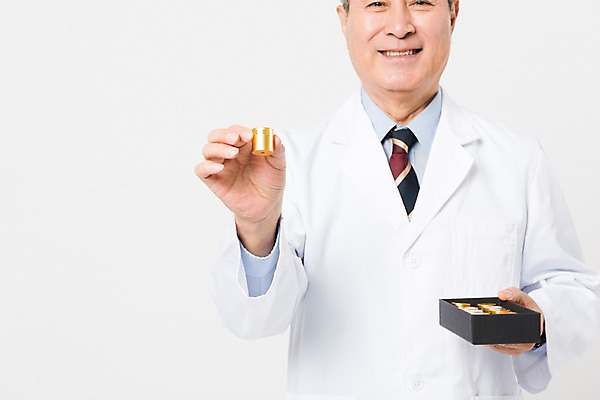 포토 JPG 스튜디오촬영 응시 노년 남자 의학 실내 한명 서기 미소 들기 사람 상반신 앞모습 실버라이프 한국인 의사가운 한약 흰배경 70대 한의사 청심환 노인남자한명만 국내포토 1 라이프스타일 시선 뷰포인트 백그라운드 모션 표정 동양인 성인 내부 약 의사 흰색 가운 환 남자한명만 노인남자만 파일형식