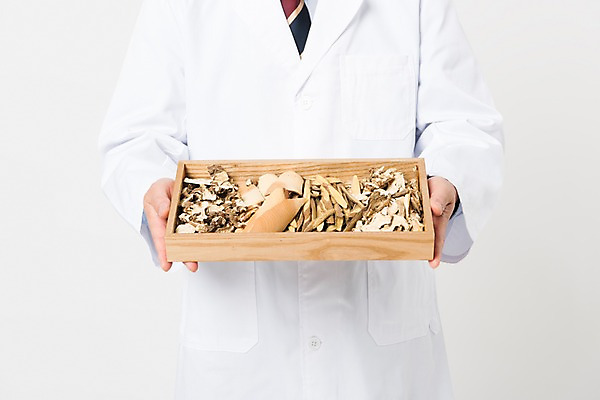 포토 JPG 스튜디오촬영 노년 남자 의학 실내 한명 서기 들기 사람 상반신 앞모습 신체부위 실버라이프 한국인 한약재 의사가운 흰배경 70대 한의사 나무쟁반 약사 노인남자한명만 국내포토 1 라이프스타일 뷰포인트 백그라운드 모션 쟁반 동양인 성인 내부 목재 의사 약재 흰색 가운 남자한명만 노인남자만 파일형식