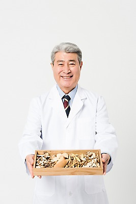 포토 JPG 스튜디오촬영 응시 노년 남자 의학 실내 한명 서기 미소 사람 상반신 앞모습 실버라이프 한국인 한약재 의사가운 흰배경 70대 한의사 나무쟁반 약사 노인남자한명만 국내포토 1 라이프스타일 시선 뷰포인트 백그라운드 모션 쟁반 표정 동양인 성인 내부 목재 의사 약재 흰색 가운 남자한명만 노인남자만 파일형식