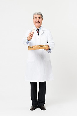 포토 JPG 스튜디오촬영 전신 응시 노년 남자 의학 실내 한명 서기 미소 들기 사람 앞모습 실버라이프 한국인 한약재 의사가운 흰배경 70대 한의사 나무쟁반 약사 노인남자한명만 국내포토 1 라이프스타일 시선 뷰포인트 백그라운드 모션 쟁반 표정 동양인 성인 내부 목재 의사 약재 흰색 가운 남자한명만 노인남자만 파일형식