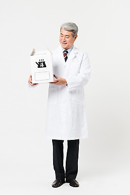 포토 JPG 스튜디오촬영 전신 응시 노년 남자 의학 실내 한명 서기 미소 들기 사람 앞모습 실버라이프 한국인 의사가운 한약 종이상자 흰배경 70대 한의사 한약첩 노인남자한명만 국내포토 1 라이프스타일 시선 뷰포인트 백그라운드 모션 표정 동양인 성인 내부 상자 약 의사 한약재 흰색 가운 남자한명만 노인남자만 파일형식