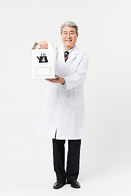 포토 JPG 스튜디오촬영 전신 응시 노년 남자 의학 실내 한명 서기 미소 들기 사람 앞모습 실버라이프 한국인 의사가운 한약 종이상자 흰배경 70대 한의사 한약첩 노인남자한명만 국내포토 1 라이프스타일 시선 뷰포인트 백그라운드 모션 표정 동양인 성인 내부 상자 약 의사 한약재 흰색 가운 남자한명만 노인남자만 파일형식