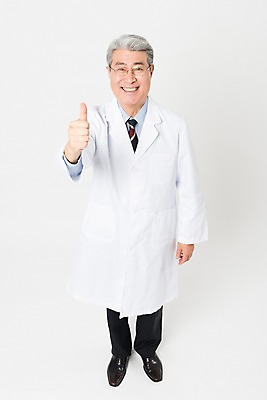 포토 JPG 스튜디오촬영 전신 응시 노년 남자 의학 실내 한명 서기 미소 사람 앞모습 실버라이프 하이앵글 한국인 최고 의사가운 흰배경 70대 한의사 노인남자한명만 국내포토 1 라이프스타일 시선 뷰포인트 백그라운드 모션 표정 동양인 성인 내부 의사 흰색 가운 남자한명만 노인남자만 파일형식