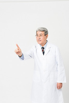 포토 JPG 스튜디오촬영 응시 노년 남자 손가락 의학 실내 한명 서기 사람 손짓 상반신 앞모습 실버라이프 한국인 가리킴 의사가운 흰배경 70대 한의사 노인남자한명만 국내포토 1 라이프스타일 손 시선 뷰포인트 백그라운드 모션 동양인 성인 내부 의사 흰색 가운 남자한명만 노인남자만 파일형식