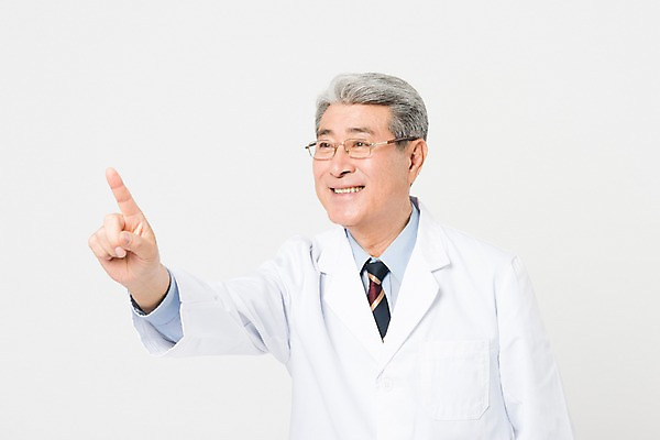 포토 JPG 스튜디오촬영 응시 노년 남자 의학 실내 한명 서기 미소 사람 손짓 상반신 앞모습 실버라이프 한국인 가리킴 의사가운 흰배경 70대 한의사 노인남자한명만 국내포토 1 라이프스타일 시선 뷰포인트 백그라운드 모션 표정 동양인 성인 내부 의사 흰색 가운 남자한명만 노인남자만 파일형식