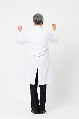 포토 JPG 스튜디오촬영 전신 노년 남자 의학 실내 한명 서기 사람 뒷모습 실버라이프 파이팅 한국인 의사가운 흰배경 70대 한의사 노인남자한명만 국내포토 1 라이프스타일 뷰포인트 백그라운드 모션 동양인 성인 내부 의사 흰색 가운 남자한명만 노인남자만 파일형식