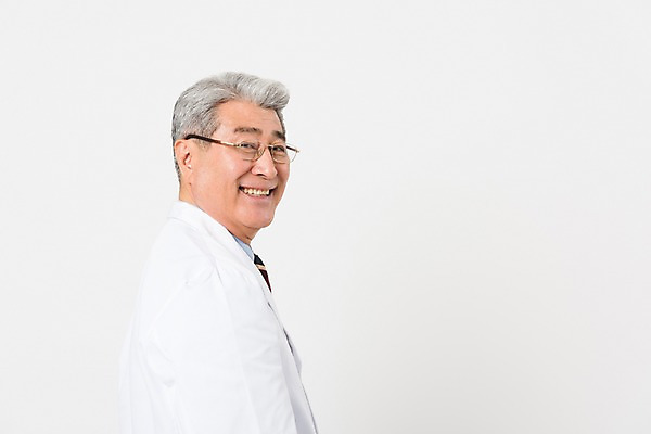 포토 JPG 스튜디오촬영 응시 노년 남자 의학 실내 한명 서기 미소 사람 상반신 옆모습 실버라이프 한국인 의사가운 흰배경 70대 한의사 노인남자한명만 국내포토 1 라이프스타일 시선 뷰포인트 백그라운드 모션 표정 동양인 성인 내부 의사 흰색 가운 남자한명만 노인남자만 파일형식
