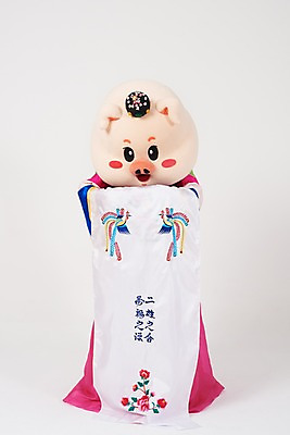 포토 JPG 스튜디오촬영 전신 여자 신부 결혼 실내 한명 서기 사람 20대 성인 앞모습 한국인 예절 인사 돼지띠 돼지 절 한복 전통혼례 흰배경 돼지캐릭터 혼례복 동물탈 인형탈 성인여자한명만 기해년 국내포토 1 한국전통 뷰포인트 동물캐릭터 백그라운드 포유류 모션 동양인 이벤트 청년 내부 흰색 십이지신 전통의상 전통의례 탈 여자한명만 성인여자만 파일형식 2019년