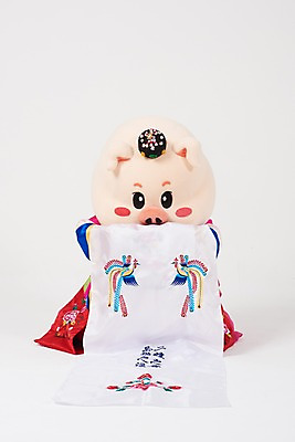 포토 JPG 스튜디오촬영 전신 여자 신부 결혼 실내 한명 사람 20대 성인 앞모습 한국인 예절 인사 돼지띠 돼지 절 한복 전통혼례 흰배경 돼지캐릭터 혼례복 동물탈 인형탈 성인여자한명만 기해년 국내포토 1 한국전통 뷰포인트 동물캐릭터 백그라운드 포유류 동양인 이벤트 청년 내부 흰색 십이지신 전통의상 전통의례 탈 여자한명만 성인여자만 파일형식 2019년