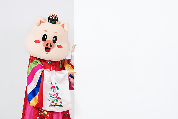 포토 JPG 스튜디오촬영 배너 여자 결혼 안내 사각프레임 실내 한명 사람 상반신 20대 성인 앞모습 한국인 가리킴 돼지띠 돼지 한복 전통혼례 흰배경 돼지캐릭터 혼례복 동물탈 인형탈 성인여자한명만 기해년 국내포토 1 한국전통 뷰포인트 동물캐릭터 백그라운드 포유류 프레임 동양인 손짓 이벤트 청년 내부 사각형 흰색 십이지신 전통의상 전통의례 탈 여자한명만 성인여자만 파일형식 2019년