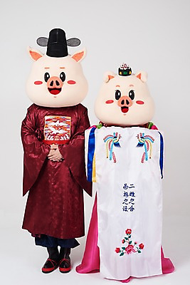 포토 JPG 스튜디오촬영 전신 부부 여자 남자 포즈 결혼 실내 서기 사람 20대 성인 두명 앞모습 한국인 예절 인사 돼지띠 돼지 절 한복 전통혼례 흰배경 돼지캐릭터 혼례복 동물탈 신랑신부 인형탈 성인만 기해년 국내포토 한국전통 커플 신부_웨딩 뷰포인트 동물캐릭터 신랑 백그라운드 포유류 모션 동양인 이벤트 청년 내부 흰색 십이지신 전통의상 전통의례 탈 파일형식 2019년