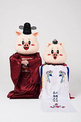 포토 JPG 스튜디오촬영 부부 여자 남자 포즈 결혼 실내 사람 상반신 20대 성인 두명 앞모습 한국인 예절 인사 돼지띠 돼지 절 한복 전통혼례 흰배경 돼지캐릭터 혼례복 동물탈 신랑신부 인형탈 성인만 기해년 국내포토 한국전통 커플 신부_웨딩 뷰포인트 동물캐릭터 신랑 백그라운드 포유류 동양인 이벤트 청년 내부 흰색 십이지신 전통의상 전통의례 탈 파일형식 2019년