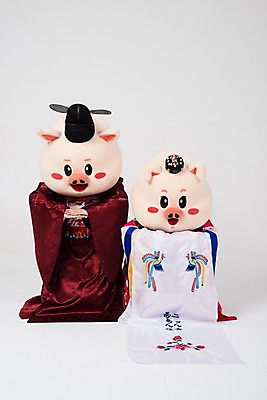포토 JPG 스튜디오촬영 부부 여자 남자 결혼 실내 사람 상반신 20대 성인 두명 앞모습 한국인 예절 인사 돼지띠 돼지 절 한복 전통혼례 흰배경 돼지캐릭터 혼례복 동물탈 신랑신부 인형탈 성인만 기해년 국내포토 한국전통 커플 신부_웨딩 뷰포인트 동물캐릭터 신랑 백그라운드 포유류 동양인 이벤트 청년 내부 흰색 십이지신 전통의상 전통의례 탈 파일형식 2019년