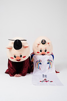포토 JPG 스튜디오촬영 부부 여자 남자 결혼 실내 사람 상반신 20대 성인 두명 앞모습 한국인 예절 인사 돼지띠 돼지 절 한복 전통혼례 흰배경 돼지캐릭터 혼례복 동물탈 신랑신부 인형탈 성인만 기해년 국내포토 한국전통 커플 신부_웨딩 뷰포인트 동물캐릭터 신랑 백그라운드 포유류 동양인 이벤트 청년 내부 흰색 십이지신 전통의상 전통의례 탈 파일형식 2019년