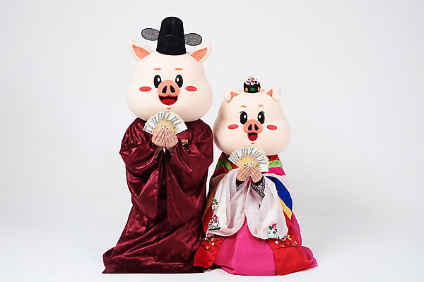 포토 JPG 스튜디오촬영 전신 부부 여자 남자 결혼 지폐 돈 실내 들기 사람 앉기 20대 성인 두명 앞모습 한국인 예절 인사 돼지띠 돼지 한복 전통혼례 흰배경 돼지캐릭터 혼례복 동물탈 신랑신부 인형탈 성인만 기해년 국내포토 한국전통 커플 신부_웨딩 뷰포인트 동물캐릭터 신랑 백그라운드 포유류 모션 동양인 이벤트 청년 내부 흰색 십이지신 재산 전통의상 전통의례 탈 파일형식 2019년