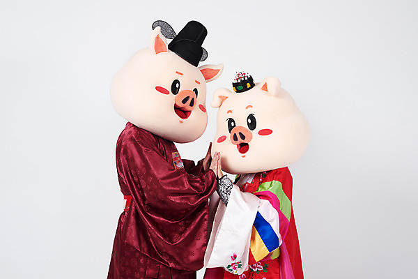 포토 JPG 스튜디오촬영 부부 여자 남자 포즈 결혼 실내 사람 상반신 20대 성인 두명 옆모습 마주보기 한국인 양손 예절 돼지띠 돼지 한복 전통혼례 흰배경 돼지캐릭터 혼례복 맞대기 이마맞대기 동물탈 신랑신부 인형탈 성인만 기해년 국내포토 한국전통 손 커플 신부_웨딩 뷰포인트 동물캐릭터 신랑 백그라운드 포유류 모션 동양인 이벤트 청년 내부 흰색 십이지신 전통의상 전통의례 탈 얼굴맞대기 파일형식 2019년