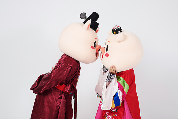 포토 JPG 스튜디오촬영 부부 여자 남자 결혼 키스 실내 사람 상반신 20대 성인 두명 옆모습 마주보기 한국인 예절 돼지띠 돼지 한복 전통혼례 흰배경 돼지캐릭터 혼례복 동물탈 신랑신부 인형탈 성인만 기해년 국내포토 한국전통 커플 신부_웨딩 뷰포인트 동물캐릭터 신랑 백그라운드 포유류 모션 동양인 이벤트 청년 내부 흰색 십이지신 전통의상 전통의례 애정표현 탈 파일형식 2019년