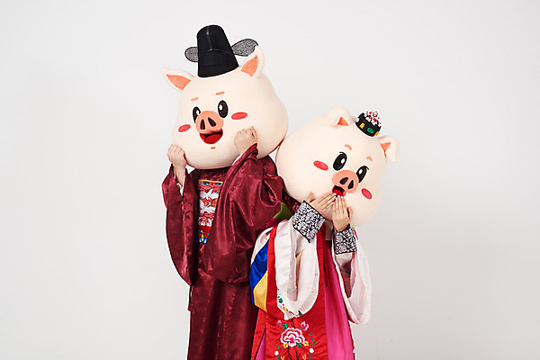 포토 JPG 스튜디오촬영 부부 여자 남자 결혼 실내 사람 상반신 20대 성인 두명 옆모습 귀여움 놀람 한국인 예절 돼지띠 돼지 한복 수줍음 전통혼례 흰배경 돼지캐릭터 혼례복 동물탈 신랑신부 애교 인형탈 성인만 기해년 국내포토 한국전통 커플 감정 신부_웨딩 뷰포인트 동물캐릭터 신랑 백그라운드 컨셉 포유류 표정 동양인 이벤트 청년 내부 흰색 십이지신 전통의상 전통의례 탈 파일형식 2019년
