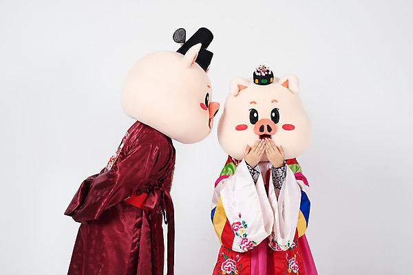 포토 JPG 스튜디오촬영 부부 여자 남자 결혼 키스 실내 사람 상반신 20대 성인 두명 앞모습 옆모습 놀람 한국인 예절 인사 돼지띠 돼지 한복 전통혼례 흰배경 돼지캐릭터 혼례복 동물탈 신랑신부 인형탈 성인만 기해년 국내포토 한국전통 커플 감정 신부_웨딩 뷰포인트 동물캐릭터 신랑 백그라운드 포유류 표정 동양인 이벤트 청년 내부 흰색 십이지신 전통의상 전통의례 애정표현 탈 파일형식 2019년