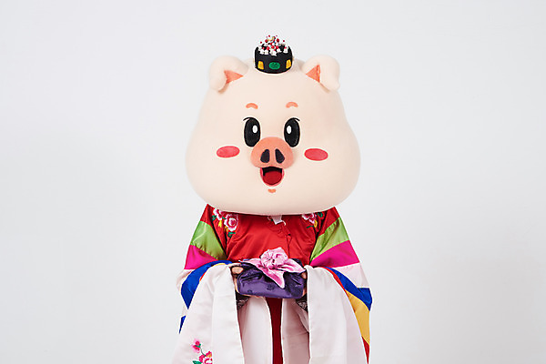 포토 JPG 스튜디오촬영 여자 결혼 실내 선물 한명 들기 사람 상반신 20대 성인 앞모습 한국인 돼지띠 돼지 한복 전통혼례 흰배경 돼지캐릭터 혼례복 선물꾸러미 동물탈 인형탈 성인여자한명만 기해년 국내포토 1 한국전통 뷰포인트 동물캐릭터 백그라운드 포유류 모션 동양인 이벤트 청년 내부 흰색 십이지신 전통의상 전통의례 탈 여자한명만 성인여자만 파일형식 2019년