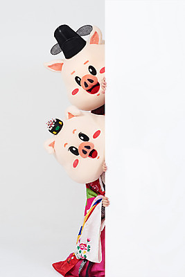 포토 JPG 스튜디오촬영 배너 부부 여자 남자 결혼 사각프레임 실내 사람 상반신 20대 성인 두명 앞모습 한국인 예절 돼지띠 돼지 한복 전통혼례 흰배경 돼지캐릭터 혼례복 동물탈 신랑신부 인형탈 성인만 기해년 국내포토 한국전통 커플 신부_웨딩 뷰포인트 동물캐릭터 신랑 백그라운드 포유류 프레임 동양인 이벤트 청년 내부 사각형 흰색 십이지신 전통의상 전통의례 탈 파일형식 2019년