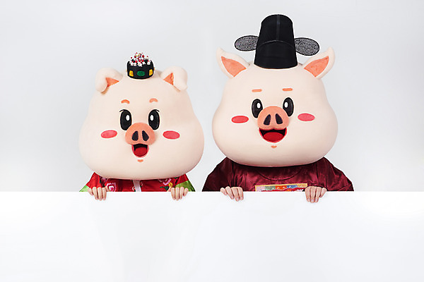 포토 JPG 스튜디오촬영 배너 부부 여자 남자 결혼 사각프레임 실내 사람 상반신 20대 성인 두명 앞모습 한국인 인사 돼지띠 돼지 한복 전통혼례 흰배경 돼지캐릭터 혼례복 동물탈 신랑신부 인형탈 성인만 기해년 국내포토 한국전통 커플 신부_웨딩 뷰포인트 동물캐릭터 신랑 백그라운드 포유류 프레임 동양인 이벤트 청년 내부 사각형 흰색 십이지신 예절 전통의상 전통의례 탈 파일형식 2019년