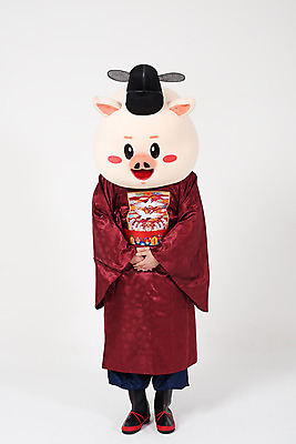 포토 JPG 스튜디오촬영 전신 남자 신랑 결혼 실내 한명 서기 사람 20대 성인 앞모습 한국인 인사 돼지띠 돼지 한복 전통혼례 흰배경 돼지캐릭터 손모으기 혼례복 동물탈 인형탈 성인남자한명만 기해년 국내포토 1 한국전통 뷰포인트 동물캐릭터 백그라운드 포유류 모션 동양인 손짓 이벤트 청년 내부 흰색 십이지신 예절 전통의상 전통의례 탈 남자한명만 성인남자만 파일형식 2019년