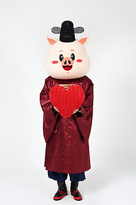 포토 JPG 스튜디오촬영 전신 남자 신랑 결혼 실내 사랑 한명 서기 들기 사람 20대 성인 앞모습 한국인 하트 표현 돼지띠 돼지 한복 전통혼례 흰배경 돼지캐릭터 혼례복 동물탈 애교 인형탈 성인남자한명만 기해년 국내포토 모양 1 한국전통 감정 뷰포인트 동물캐릭터 백그라운드 포유류 모션 동양인 이벤트 청년 내부 흰색 십이지신 전통의상 전통의례 탈 남자한명만 성인남자만 파일형식 2019년