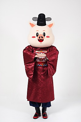 포토 JPG 스튜디오촬영 전신 남자 포즈 신랑 결혼 실내 한명 사람 20대 성인 앞모습 한국인 인사 돼지띠 돼지 절 한복 전통혼례 흰배경 돼지캐릭터 손모으기 혼례복 동물탈 인형탈 성인남자한명만 기해년 국내포토 1 한국전통 뷰포인트 동물캐릭터 백그라운드 포유류 동양인 손짓 이벤트 청년 내부 흰색 십이지신 예절 전통의상 전통의례 탈 남자한명만 성인남자만 파일형식 2019년