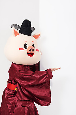 포토 JPG 스튜디오촬영 배너 남자 신랑 결혼 안내 사각프레임 실내 한명 사람 손짓 상반신 20대 성인 옆모습 한국인 인사 돼지띠 돼지 한복 전통혼례 흰배경 돼지캐릭터 혼례복 동물탈 인형탈 성인남자한명만 기해년 국내포토 1 한국전통 뷰포인트 동물캐릭터 백그라운드 포유류 모션 프레임 동양인 이벤트 청년 내부 사각형 흰색 십이지신 예절 전통의상 전통의례 탈 남자한명만 성인남자만 파일형식 2019년
