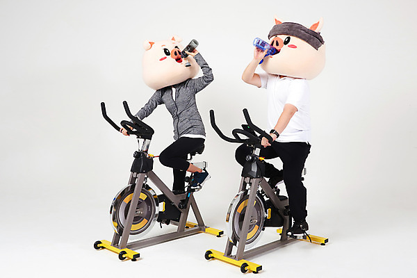 포토 JPG 스튜디오촬영 전신 커플 여자 남자 다이어트 새해 실내 20대 성인 두명 옆모습 물 친구 수건 운동 건강관리 돼지띠 돼지 결심 물통 흰배경 땀 돼지캐릭터 유산소운동 동물탈 물마시기 수분섭취 인형탈 성인만 스피닝 기해년 국내포토 자연요소 뷰포인트 동물캐릭터 백그라운드 컨셉 포유류 관계 건강 관리 사람 청년 내부 위생용품 운동기구 마시기 흰색 십이지신 탈 파일형식 2019년