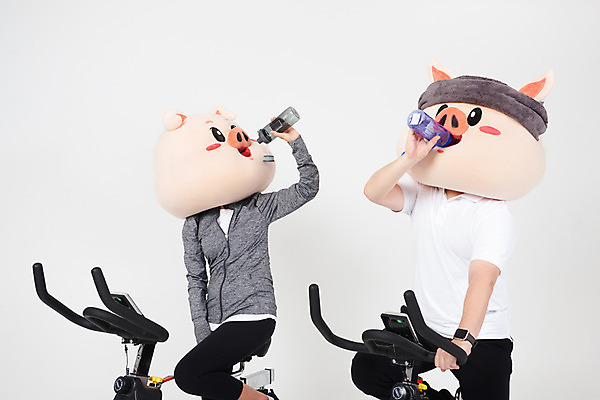 포토 JPG 스튜디오촬영 커플 다이어트 새해 실내 상반신 20대 옆모습 친구 운동 건강관리 돼지띠 돼지 결심 물통 흰배경 땀 돼지캐릭터 유산소운동 동물탈 물마시기 수분섭취 인형탈 성인만 스피닝 기해년 국내포토 뷰포인트 동물캐릭터 백그라운드 컨셉 포유류 관계 건강 관리 청년 내부 운동기구 마시기 흰색 십이지신 탈 파일형식 2019년