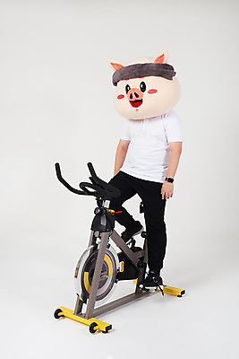 포토 JPG 스튜디오촬영 전신 남자 다이어트 새해 실내 피곤 한명 사람 20대 성인 옆모습 수건 운동 건강관리 한국인 돼지띠 돼지 좌절 결심 흰배경 돼지캐릭터 유산소운동 동물탈 인형탈 힘듦 성인남자한명만 스피닝 기해년 국내포토 1 감정 뷰포인트 동물캐릭터 백그라운드 컨셉 포유류 건강 관리 동양인 청년 내부 위생용품 운동기구 흰색 십이지신 탈 남자한명만 성인남자만 파일형식 2019년