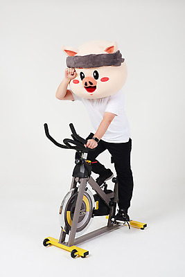 포토 JPG 스튜디오촬영 전신 남자 다이어트 새해 실내 건강 한명 사람 20대 성인 옆모습 수건 운동 건강관리 한국인 돼지띠 돼지 결심 흰배경 땀 돼지캐릭터 닦기 유산소운동 동물탈 인형탈 성인남자한명만 스피닝 기해년 국내포토 1 뷰포인트 동물캐릭터 백그라운드 컨셉 포유류 모션 관리 동양인 청년 내부 위생용품 운동기구 흰색 십이지신 탈 남자한명만 성인남자만 파일형식 2019년